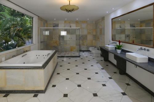 里约热内卢里约精品套房民宿的带浴缸、卫生间和盥洗盆的浴室