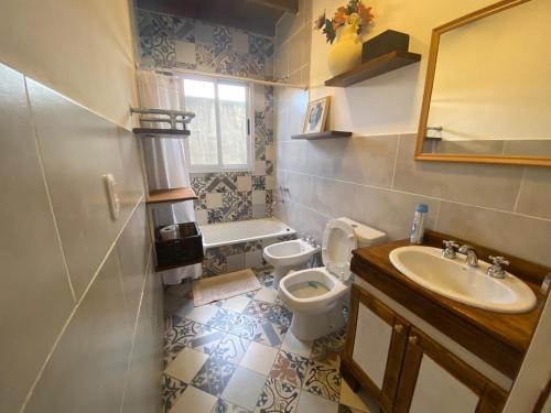 洛博斯El Refugio的一间带卫生间和水槽的浴室
