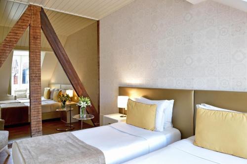 里斯本我的故事奥罗酒店的酒店客房,设有两张床和镜子