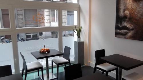 布鲁塞尔阿尔特德赛约住宿加早餐旅馆的用餐室配有2张桌子和椅子,桌子上配有南瓜