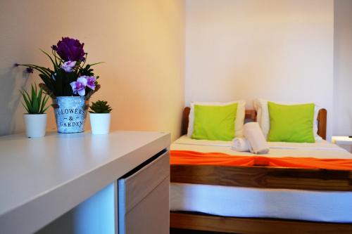 阿尔沃尔Ria Guest House的一间设有两张绿色和橙色床铺的客房