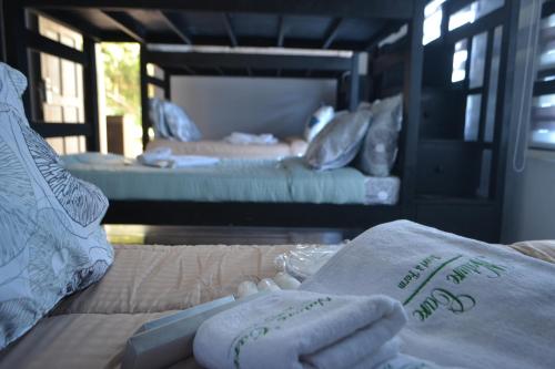 PulilanNature Care Resort and Farm的一间设有两张床的房间和沙发上的毛巾