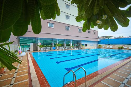 曼谷斯瓦莱酒店的大楼前的大型游泳池