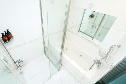仁川市仁川机场女王酒店的带淋浴和浴缸的白色浴室