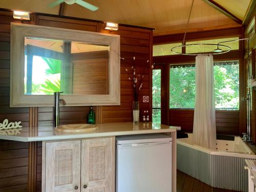 Cairns Rainforest Retreat的厨房或小厨房