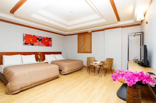 仁川市仁川机场女王酒店的一间酒店客房,设有两张床和电视