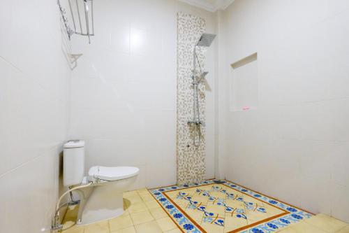 沙拉迪加SUPER OYO Collection O 2383 Andongkoe 64 Salatiga的浴室设有卫生间和马赛克地板。