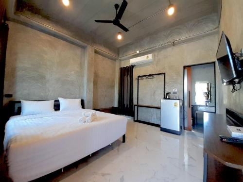 北冲BaanKampu Resort的卧室配有白色的床和吊扇