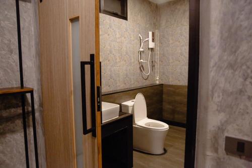 北冲BaanKampu Resort的一间带卫生间和水槽的浴室