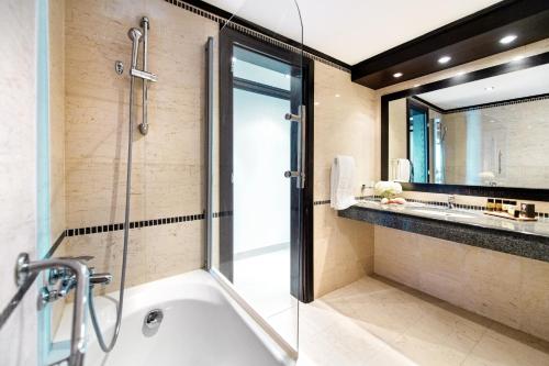 法里拉基Mitsis Faliraki的带浴缸和玻璃淋浴间的浴室。