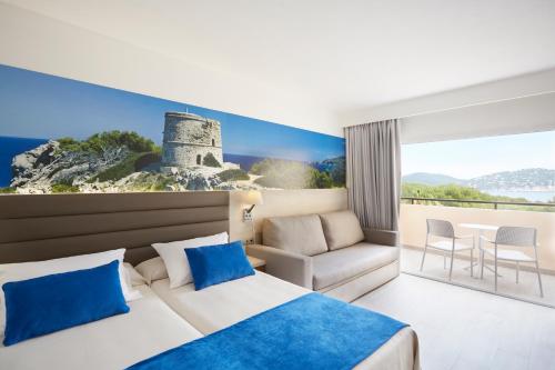 伊斯费古耶拉尔海滩因维萨卡拉维尔德俱乐部酒店的酒店客房 - 带一张床并享有塔楼的景致