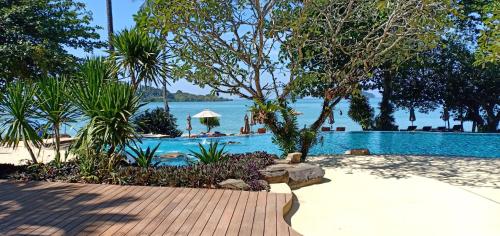 象岛SYLVAN Koh Chang的享有水景的度假游泳池