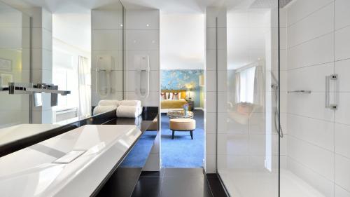 登博斯凡德瓦克酒店的一间带水槽和淋浴的浴室