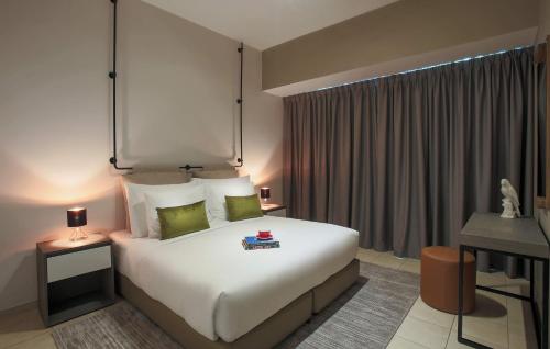 迪拜Dusit Princess Residences Dubai Marina的卧室配有一张白色大床和一张书桌