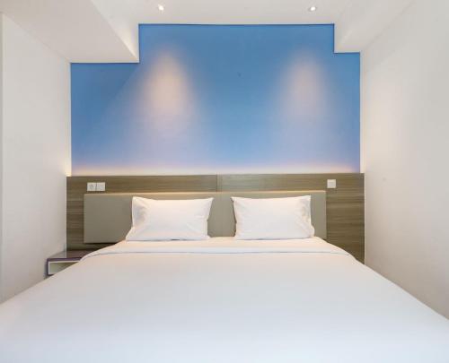 雅加达Amaris Hotel Slipi的一间卧室配有一张大床和两个枕头