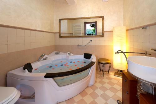 波雷奇劳施城堡别墅酒店的一间带卫生间和水槽的浴缸的浴室