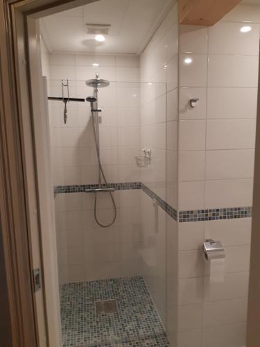 KårböleB&B Camp Ängra的浴室里设有玻璃门淋浴