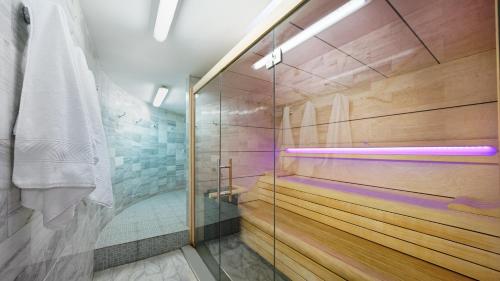 大加那利岛拉斯帕尔马斯Bull Astoria的一间带玻璃门步入式淋浴间的浴室