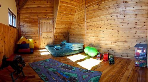 TrebesingFerienwohnungen Simonbauer的小木屋内的一个房间,里面设有一张床