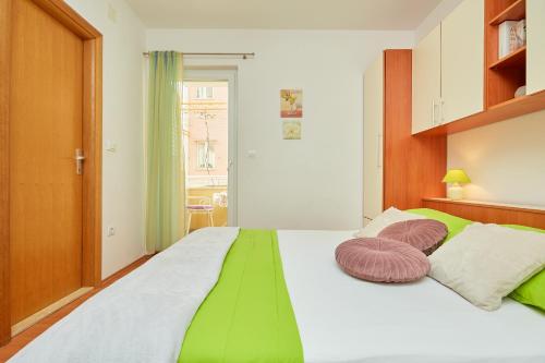 Apartments Zelic Tucepi客房内的一张或多张床位