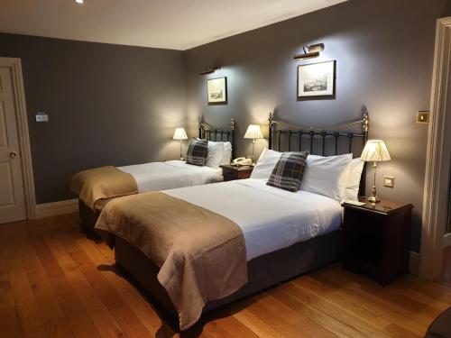 利斯托尔利斯托韦尔阿穆斯酒店的酒店客房设有两张床和两盏灯。