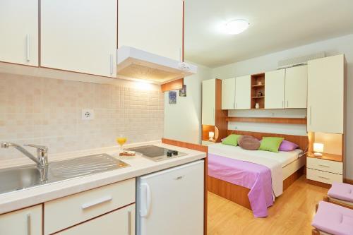 Apartments Zelic Tucepi的厨房或小厨房