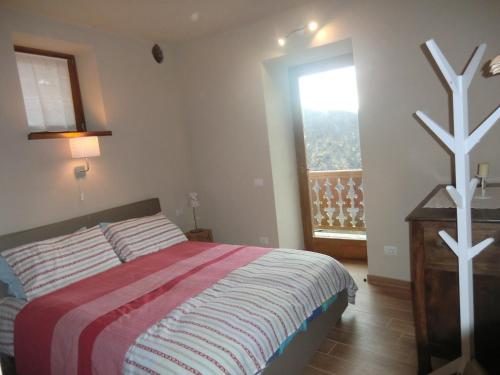瓦拉洛LA PICCIONAIA的一间卧室设有一张床和一个大窗户