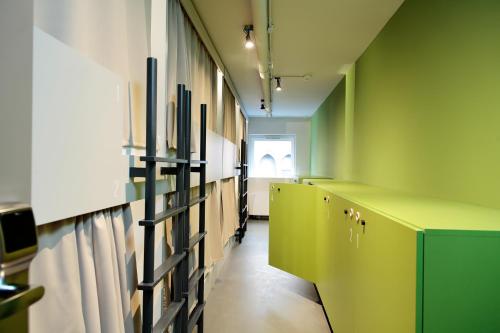 布达佩斯Maverick Urban Lodge的走廊上设有绿色的墙壁和一排储物柜