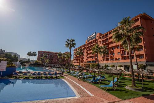福恩吉罗拉福恩吉罗拉米拉马尔公寓式酒店的一个带游泳池、椅子和棕榈树的度假村