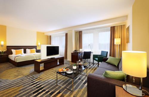 布拉格杜鸥酒店的酒店客房设有一张沙发和一张床