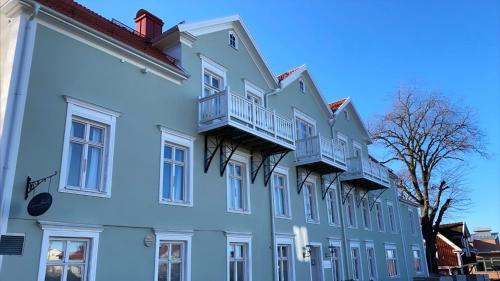 格兰纳格雷纳酒店的蓝色的建筑,旁边设有阳台
