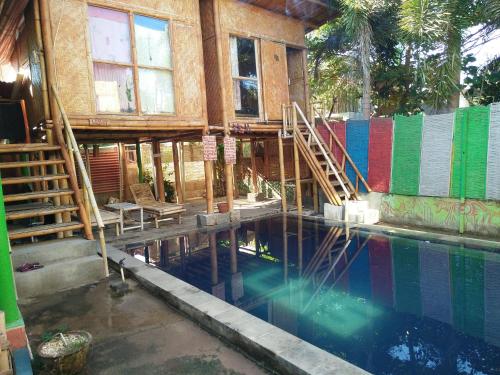 吉利特拉旺安小伍德​​斯托克民宿的一座正在建造的房屋,设有游泳池