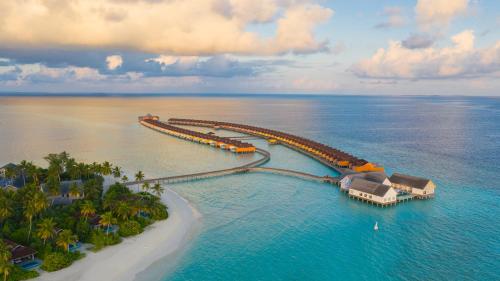 鲁阿环礁The Standard, Huruvalhi Maldives的水上度假村的空中景观