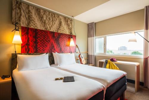 第戎第戎火车站宜必思酒店的酒店客房设有床和窗户。