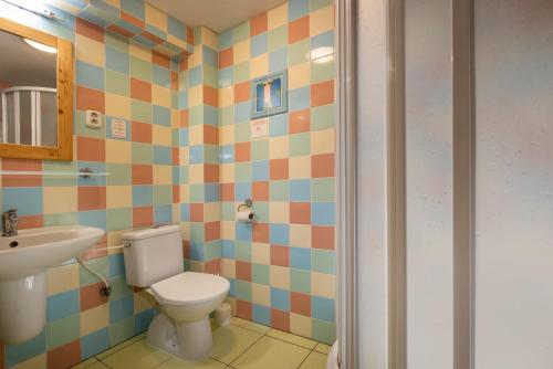 利普托斯基米库拉斯Apartmán - Apartament Tatralandia 331的一间带卫生间和水槽的浴室