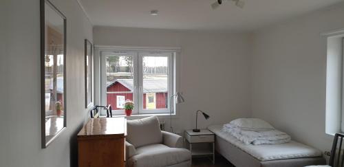SörsjönLövnäs - Eget Hus utan andra gäster的带沙发、椅子和窗户的客厅