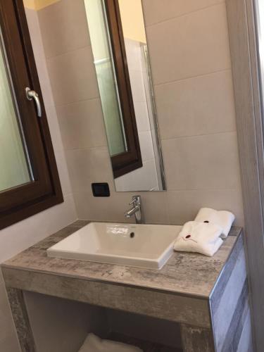 CeneAgriturismo Ippolita Lucchetti的一间带水槽和镜子的浴室