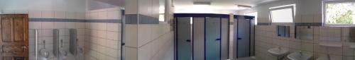 DillingenCamping Wies-Neu的浴室墙上有一堆小便器