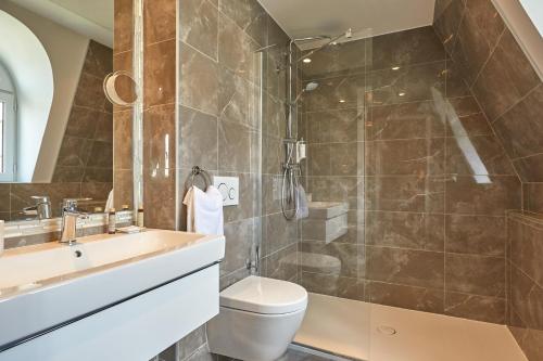 巴黎Régence Etoile的带淋浴、卫生间和盥洗盆的浴室