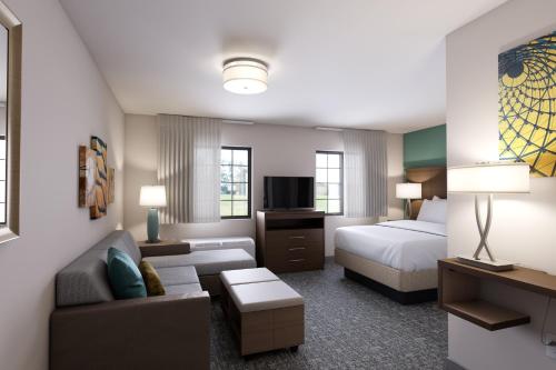 维洛海滩Staybridge Suites - Vero Beach, an IHG Hotel的酒店客房,配有床和沙发
