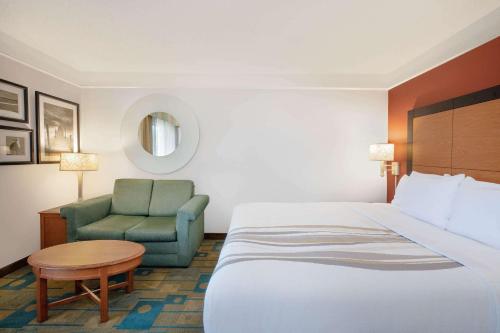 奥卡拉奥卡拉拉金塔旅馆及套房的配有一张床和一把椅子的酒店客房