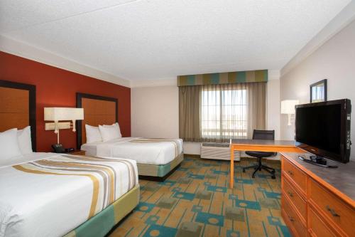 莱克伍德丹佛西南雷克伍德拉金塔旅馆及套房酒店 的酒店客房设有两张床和一台平面电视。