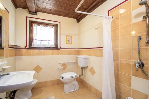 斯波莱托伊尔卡萨里诺度假农庄的一间带卫生间和水槽的浴室
