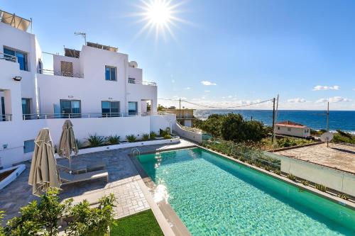 LivadiaSunset Elafonisi Apartments的一座带游泳池和大海的别墅