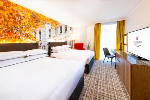 伦敦千禧国际伦敦格洛斯特酒店的酒店客房设有两张床和一台平面电视。