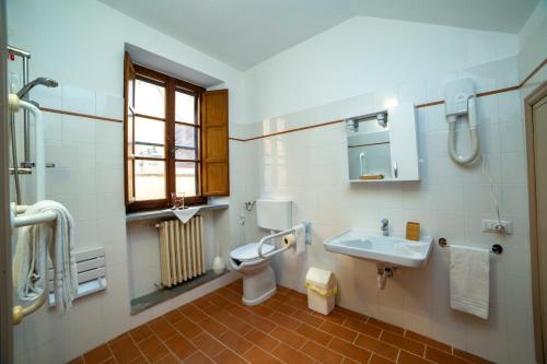 贝瓦尼亚il Monastero di Bevagna的一间带卫生间和水槽的浴室