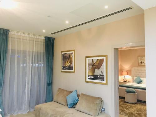 迪拜JCB Dubai Marina Apartment的客厅配有沙发和1张床