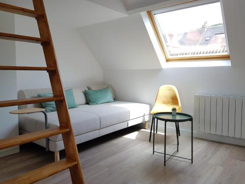 Déville-lès-RouenFleuryBis - Appartement calme proche de Rouen的客厅配有白色沙发和窗户