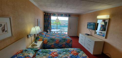 大洋城Shangri-La Motel的酒店客房设有两张床和窗户。