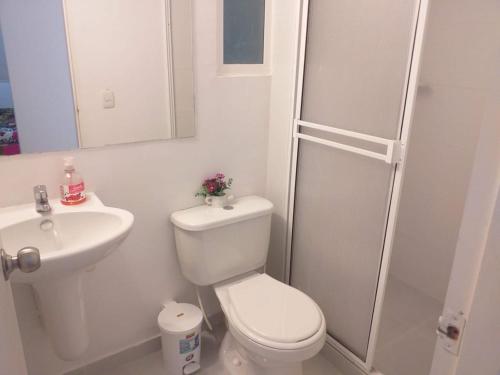 蒙特里亚Apartamento con piscina的白色的浴室设有卫生间和水槽。